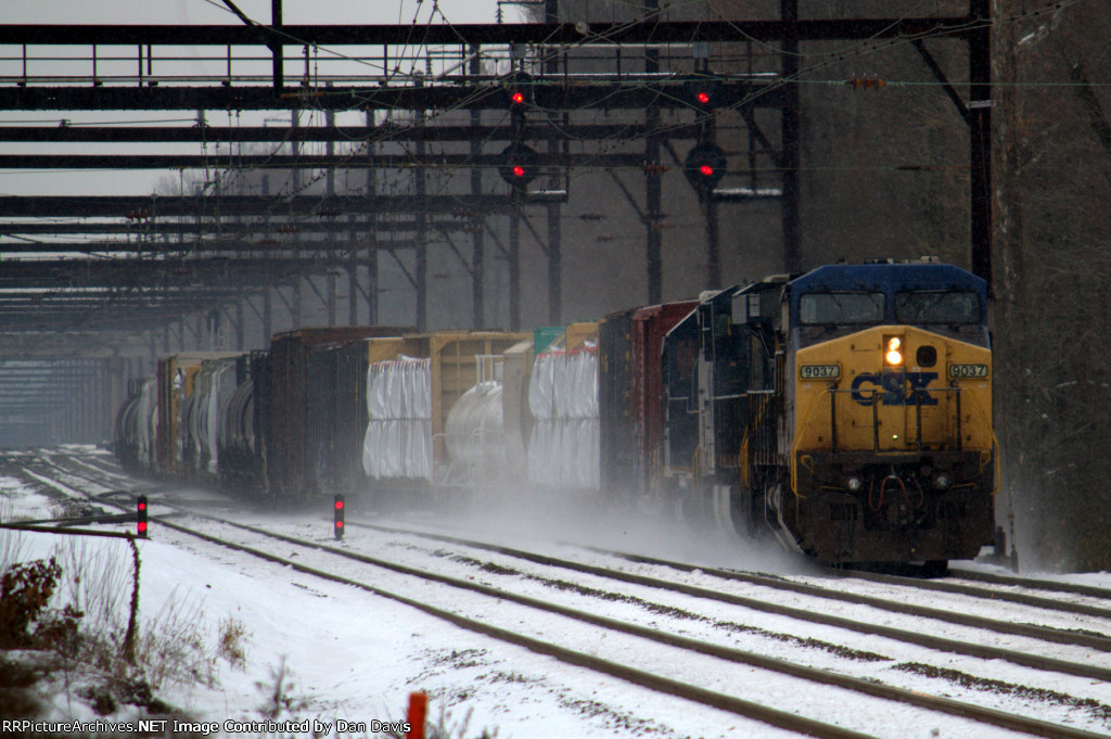 CSX C40-9W 9037 leads Q417-13